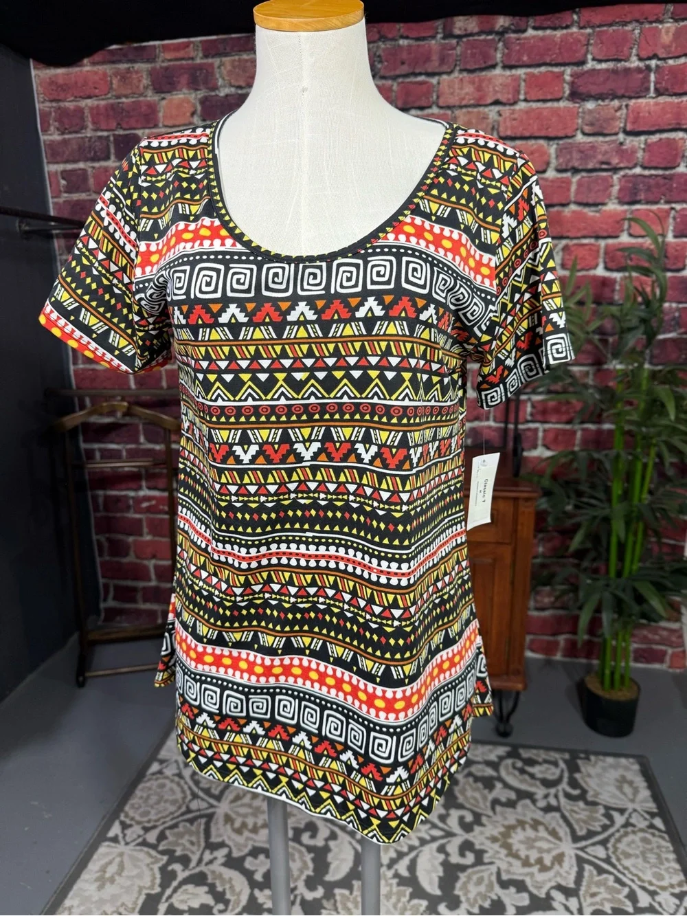 LuLaRoe Classic Tee Size Medium Short Sleeve Top New With Tags